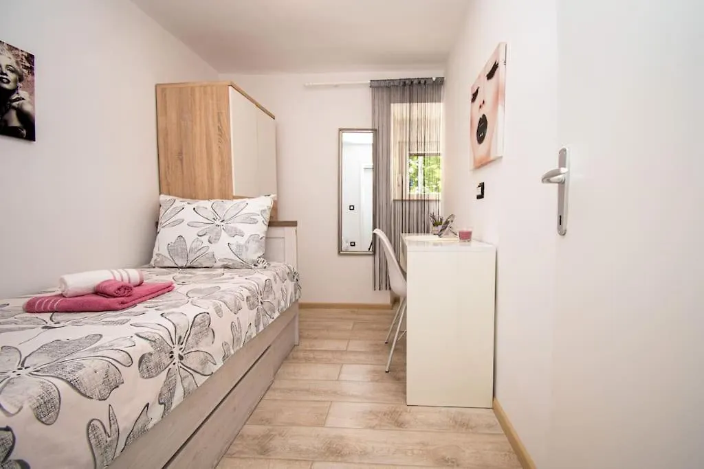Apartment Marina In Pula 0*,